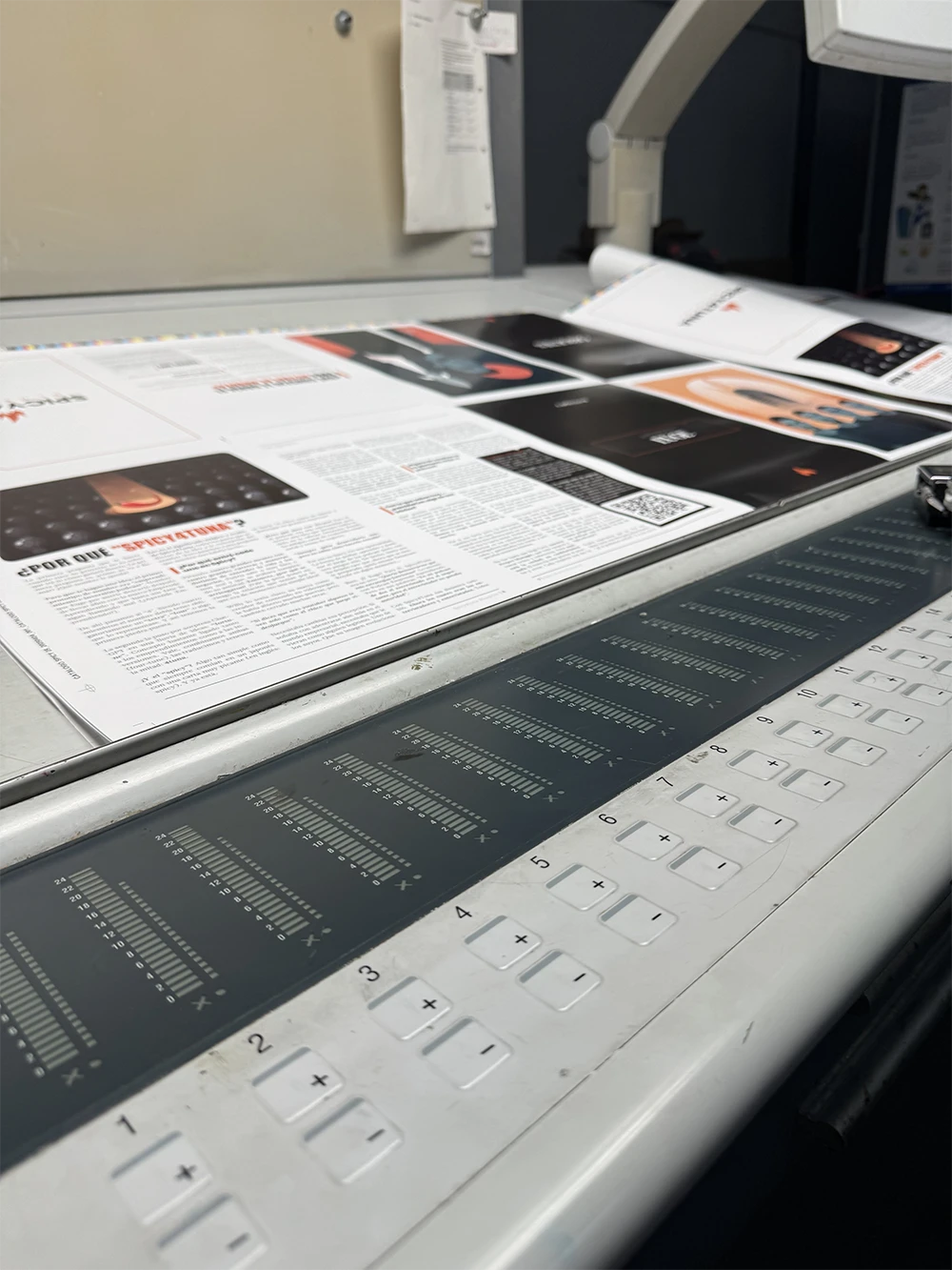Pliego impreso sobre la consola de tintas de la máquina